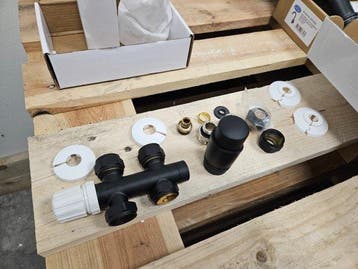 Radiator Onderblok Wiesbaden Recht Mat Zwart (Voor midden, Doe-het-zelf en Verbouw, Ophalen of Verzenden, Nieuw, Bad