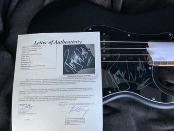 Roger Waters, Pink Floyd & Related - Ondertekende pickguard, Nieuw in verpakking