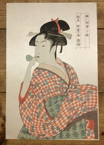 Een vrouw blaast op een glazen fluitje (poppin) - Kitagawa, Antiek en Kunst
