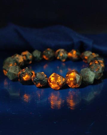 Prachtige natuurlijke Yooperlite-armband in geschenkdoos.