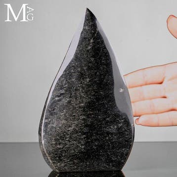 Vulkanisch obsidiaans glas met een sprankelende zilveren