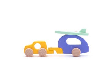 Bajo houten 4WD auto met camper - d van €26,00 voor €23,40, Kinderen en Baby's, Speelgoed | Speelgoedvoertuigen, Ophalen of Verzenden