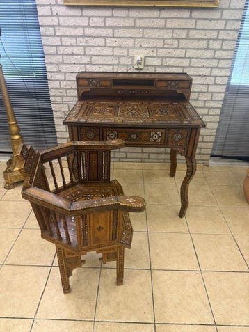 Handgemaakte bureau en inlegstoel - walnoothout en rijk