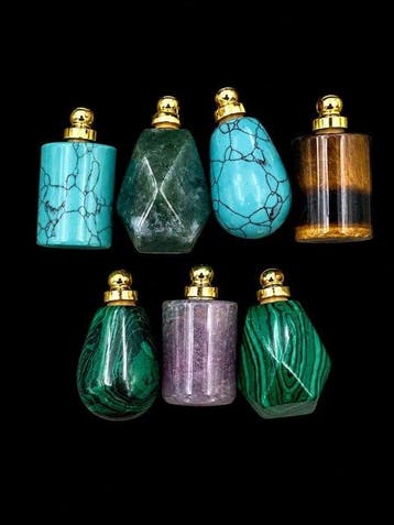 Zeer mooie collectie hangers met parfumflesjes van
