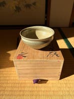 Japanse theekom (Chawan), steengoed, gesigneerde houten