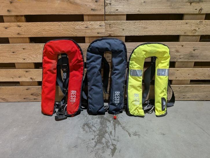 Ca. 13x Automatisch reddingsvest, Besto, 300N, navy, rood, Watersport en Boten, Beroepsscheepvaart