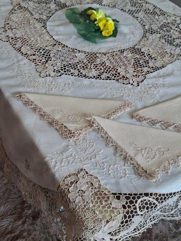 Elegante ronde tafeldoek met fijne Burano-kant en