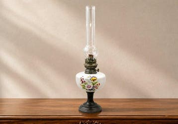 Petroleumlamp - Porselein, Messing, Tin