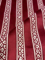 Prachtig jacquardfluweel in robijnrood, neigend naar