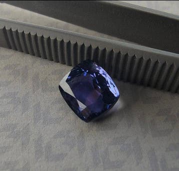 1 pcs Blauw, Violet Tanzaniet - 2.43 ct - International, Nieuw