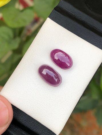 Natuurlijke robijn cabochon-paar – ovaal gesneden – levendig