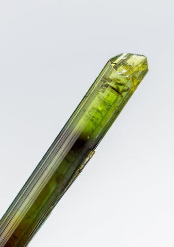 Helder limoengroen kaptoermalijnkristal • 8,35 ct •