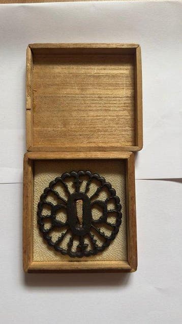 Tsuba - ijzer-sukashi - bloemmotief - Japan, Edo-periode -