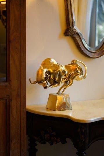 sculptuur, Bronze Sculpture of a Striking Bull - with base -