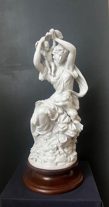 Figuur - Vrouw met twee cherubijnen - Biscuit porselein