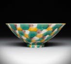 GEEN RESERVE - ANTIEKE CHINESE SANCAI GLAZE CONICAL BOWL, Ø: