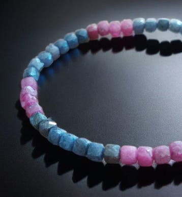 Robijn en saffierkorund. Tweekleurige armband van