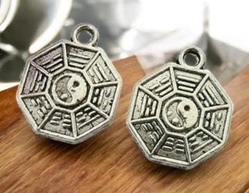 10 x Metalen bedeltje van een muntje, Yin Yang antiek zil..., Ophalen of Verzenden, Nieuw, Bedel