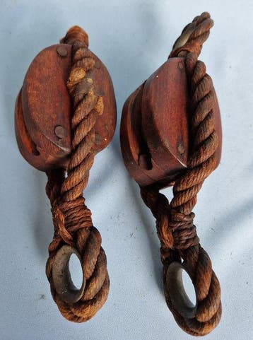 Katrollen / blokken, Ship’s pulley (2) - Hout, IJzer, touw