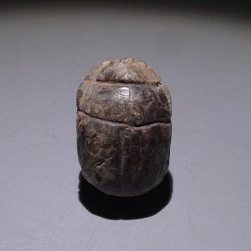 Oud-Egyptisch feldspaat Hartscarabe. 2,8 cm lang. Late