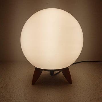 Spage-age stijl - Tafellamp - driepoot opaline bollamp of
