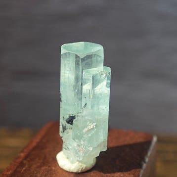 24,55 ct aquamarijn exemplaar in Topkwaliteit met turmalijn-