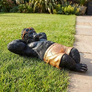 sculptuur, Chilling Gorilla Garden Ornament – Resin Monkey