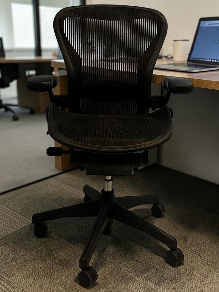 Voorraad Herman Miller Aeron C – Bureaustoel – Topconditie, Huis en Inrichting, Bureaustoelen, Bureaustoel, Zwart, Zo goed als nieuw