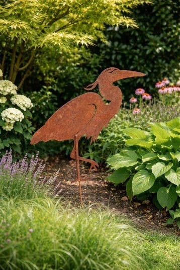een stille bewoner van de tuin = metalen reiger - sculptuur,
