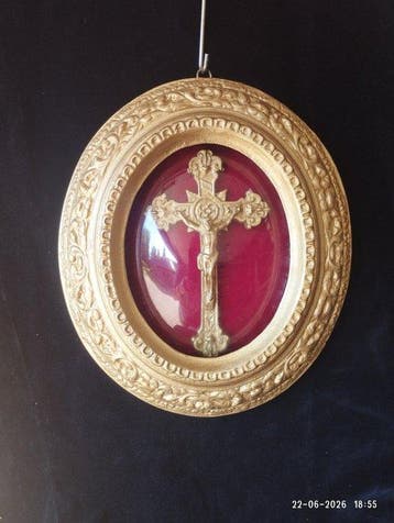 Crucifix onder bol glas - 28 x 25 cm - Antiek - Glas, Gips,