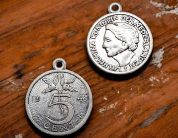 2 x Metalen bedel van 5 cent Nederland antiek zilverkleur..., Ophalen of Verzenden, Nieuw, Kraal