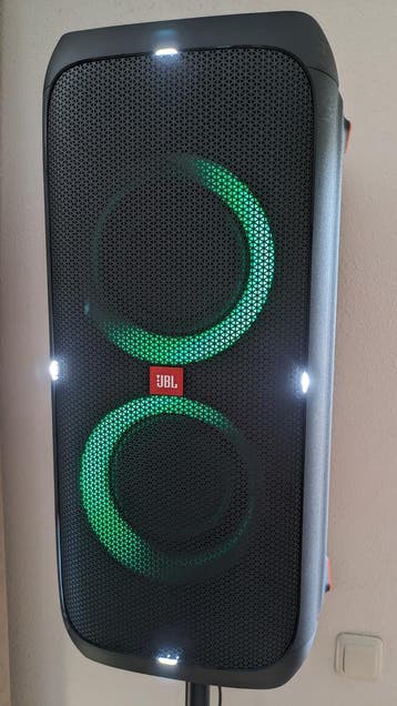 Partybox HUREN Twente; Actieve Speaker op Statief te Huur!, Ophalen of Verzenden, Zo goed als nieuw