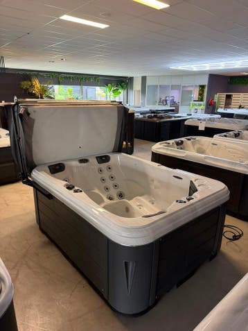 Luxe Plug & Play Spa / Jacuzzi – 3 Persoons – Compleet, Ophalen, Zo goed als nieuw, Pomp, Vast