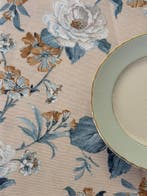 Tafelkleed in shabby chic-stijl met een bloemmotief in