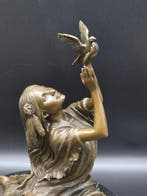 Beeld, Large Bronze: Lady Releasing Bird - 35 cm - Brons,