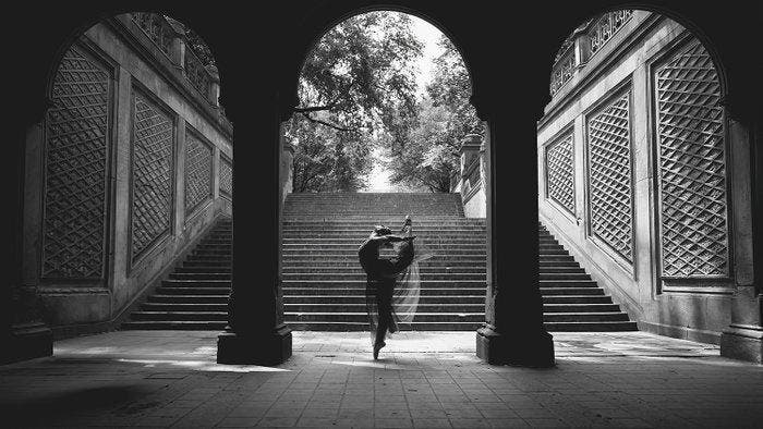 Viktoria Farkas - Dancing in the light - XXL, Antiek en Kunst, Kunst | Designobjecten