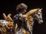 Yamila - El Abrazo del Oro: La Musa y el Corcel de Porcelana