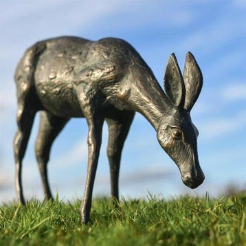 Beeld, No Reserve Price – Verdigris Grazing Doe Sculpture –