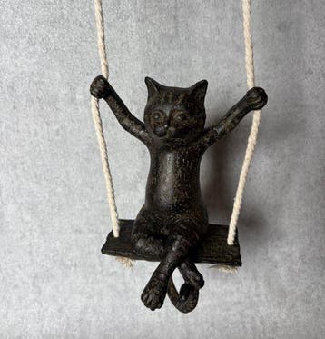 Beeld, Kat op schommel (Zonder Minimumprijs) - 19.5 cm -