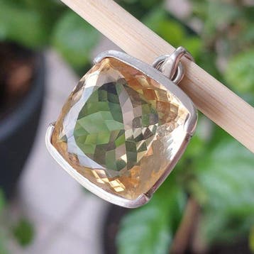 Hanger van natuurlijke citrien. Gezet in zilver 925. Een