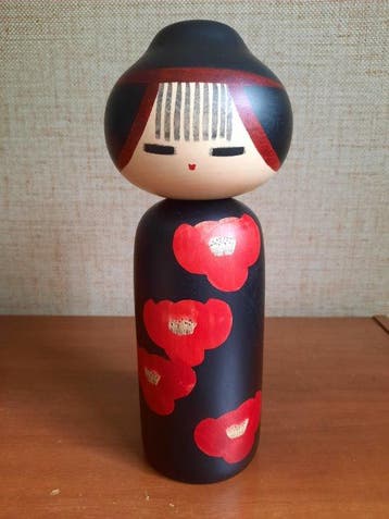 Prachtige vintage kokeshi Kantsubaki (winter camelia) van