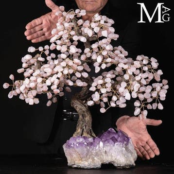 Decoratieve boom op amethistdruze – rozenkwartsbladeren -