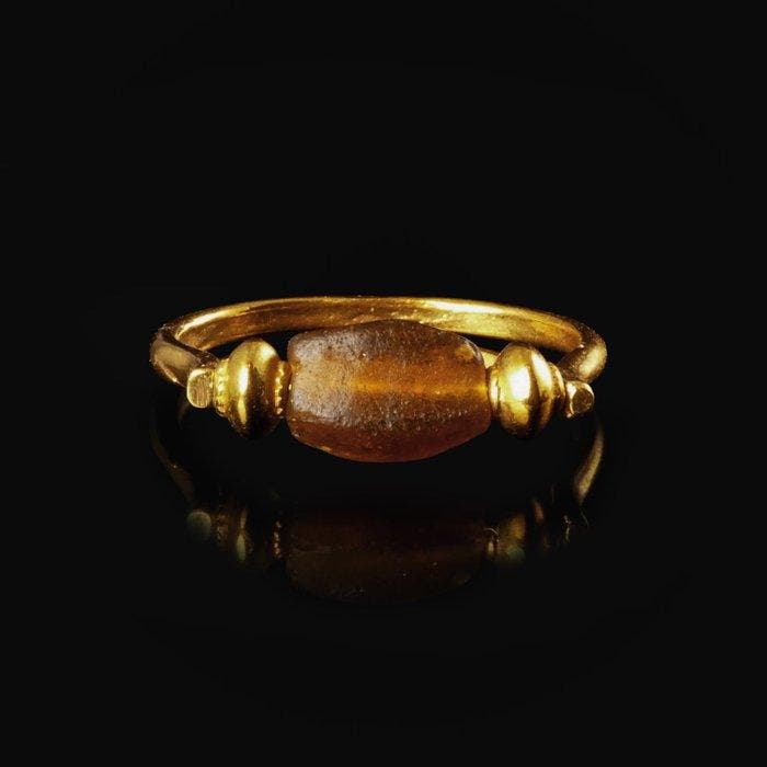 Oud-Romeins Ring met Romeinse amberkleurige glazen kraal., Sieraden, Tassen en Uiterlijk, Antieke sieraden