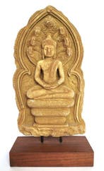 Khmer-stijl Boeddha-amulet, beschermd door de Naga-slangen -