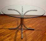 Tafel - Glas - Tafel met een chromen metalen frame en een