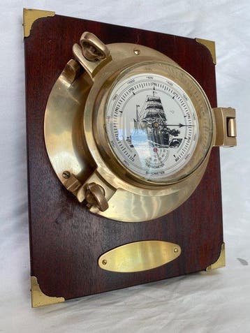 Maritieme objecten - Vintage barometer en thermometer in een