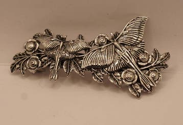Haarclip vlinders tussen de bloemen in de kleur zilver, Verzenden, Nieuw, Haarspeld