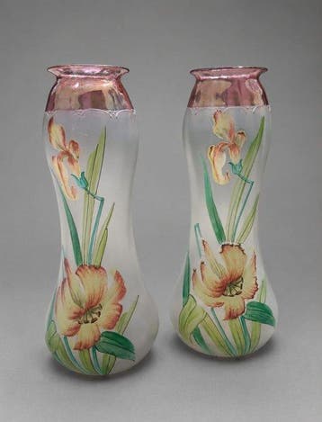 Vaas (2) - Iris - Een paar Art Nouveau vazen -