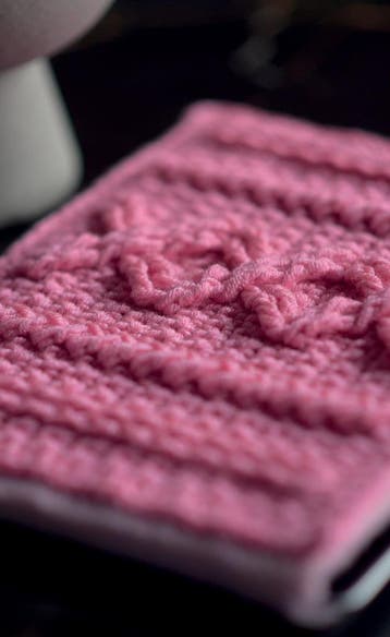 Haakpatroon Hoesje met Kabels - stijlvolle bescherming voo, Ophalen of Verzenden, Nieuw
