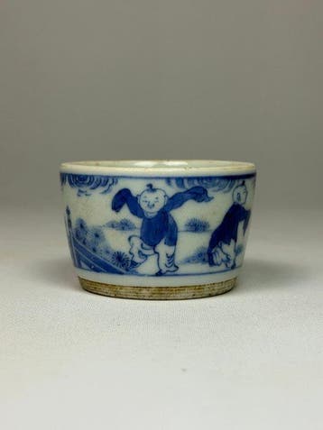 Blauw-wit klein kwastwasbakje met motief van spelende